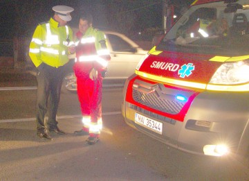 Un şofer băut a intrat într-o maşină oprită pe marginea drumului